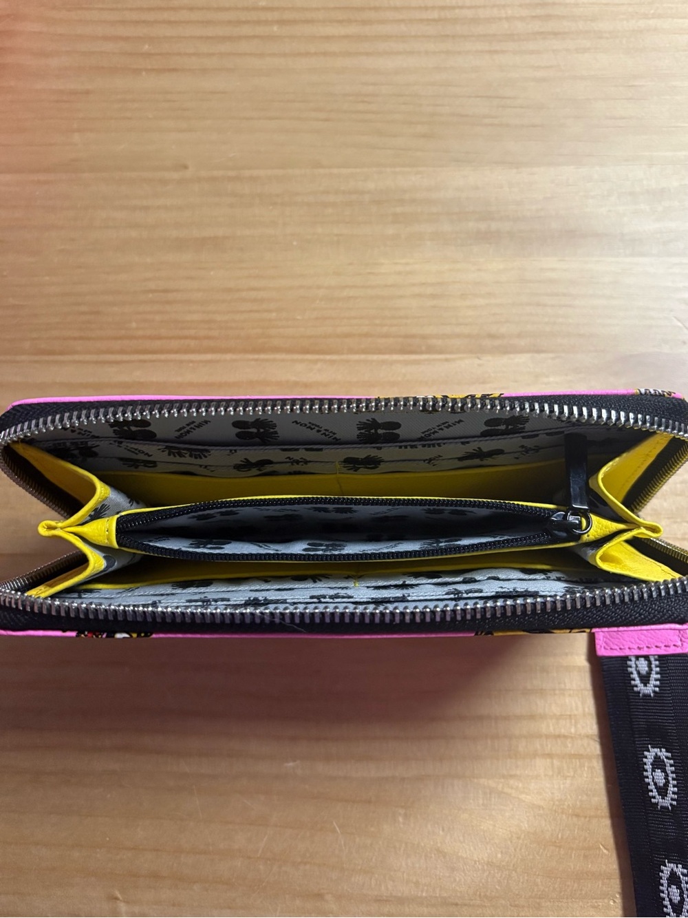 NWOT Min & Mon Francis Blazing Tiger Zip Around Wristlet - Picture 2 of 4